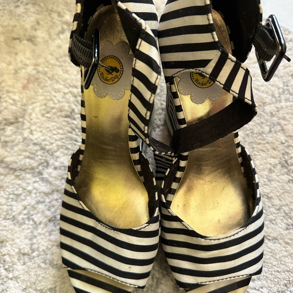 Black and white striped women’s wedges size 6